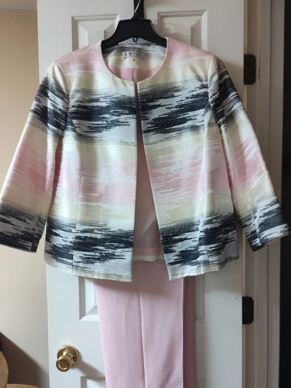 Kasper Brushstroke Open Front Blazer in Pink, Black & Cream